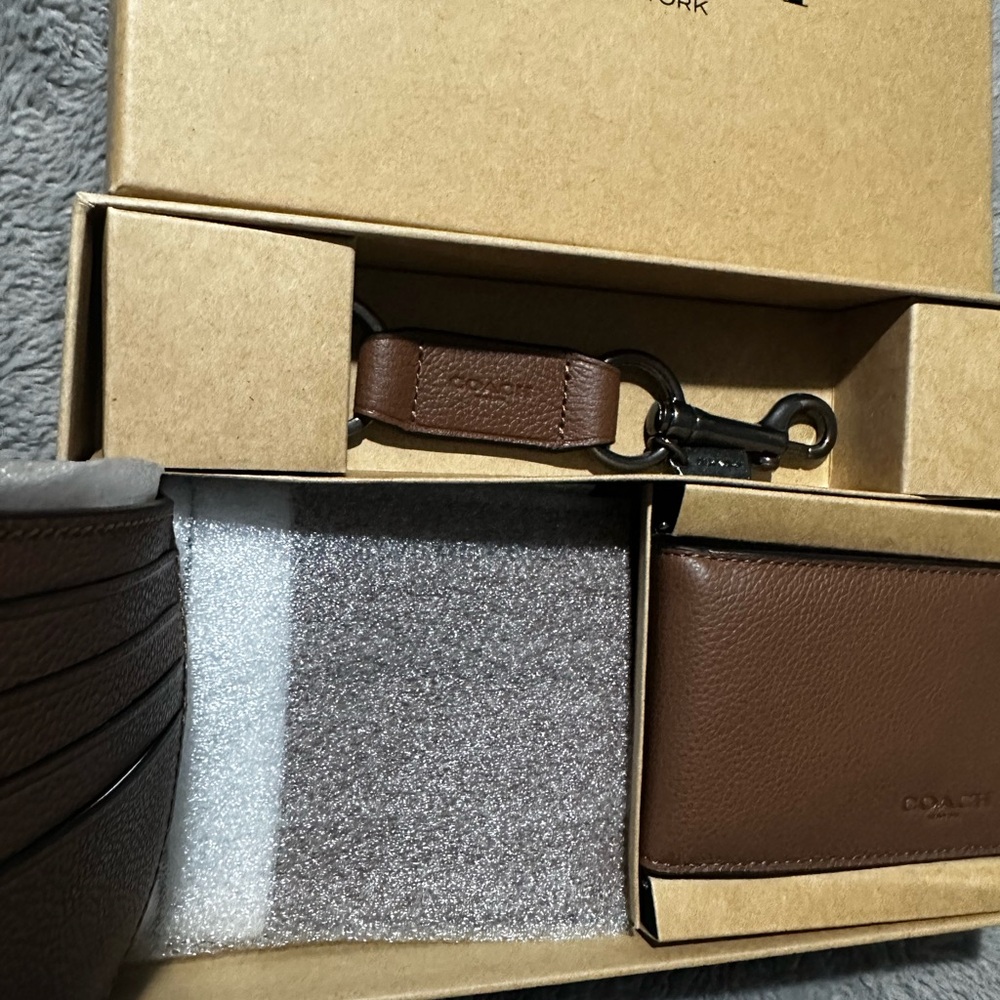 Mend’s Coach wallet gift set with card holder and key ring. New, Authentic - Picture 2 of 5